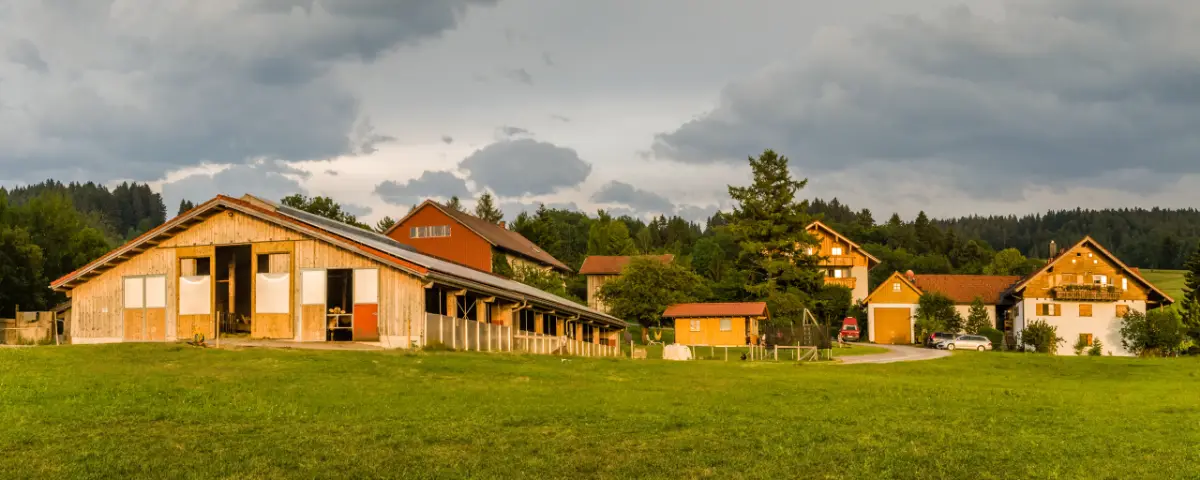 Ferienhof-Baur_HausHof_Header_01